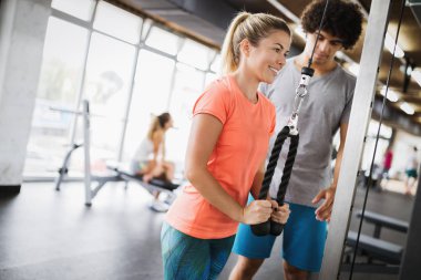 Spor salonunda özel antrenör öğrenciye talimat veriyor.