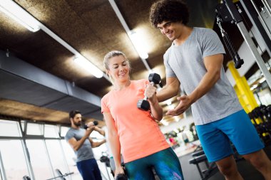 Spor salonunda özel antrenör öğrenciye talimat veriyor.
