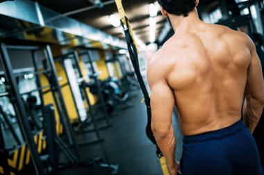 Tek bir beyaz adam süspansiyon eğitim trx egzersiz