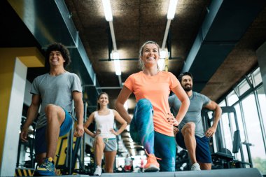 Spor salonunda çalışan bir grup sporcu.