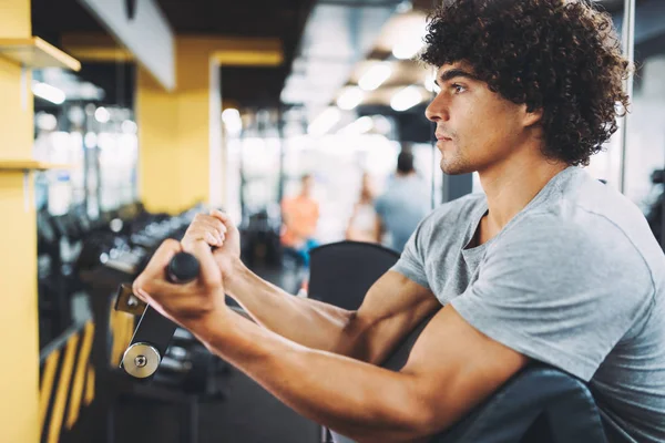 Jovem Bonito Homem Forte Fazendo Exercícios Ginásio — Fotografia de Stock