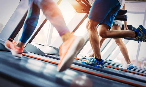 Grupo Amigos Haciendo Ejercicio Máquina Cinta Correr Gimnasio —  Fotos de Stock