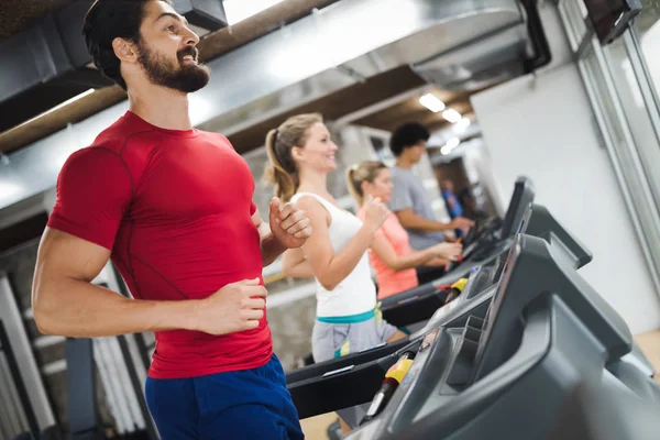 Grupo Amigos Haciendo Ejercicio Máquina Cinta Correr Gimnasio — Foto de Stock