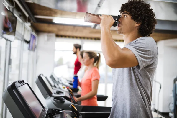 Ung Vacker Man Gör Konditionsträning Löpbandet Gymmet — Stockfoto