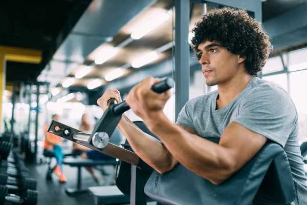 Forte Homem Rasgado Treinando Bicepses Ginásio — Fotografia de Stock