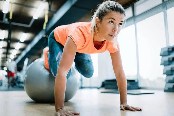 Joven Atractiva Mujer Haciendo Flexiones Usando Pelota Gimnasio — Foto de Stock