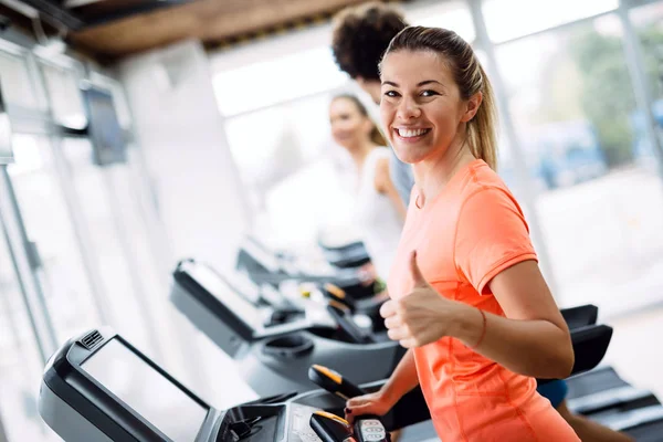 Imagem Pessoas Fazendo Treinamento Cardio Esteira Academia — Fotografia de Stock