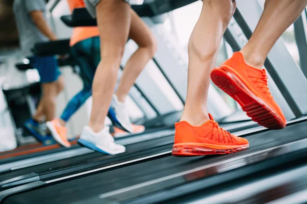 Grupo Amigos Haciendo Ejercicio Máquina Cinta Correr Gimnasio — Foto de Stock