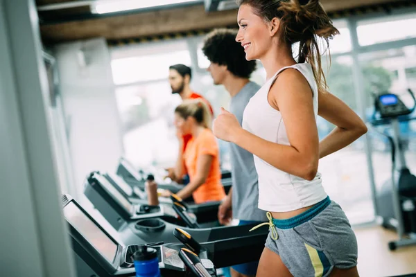 Gambar Orang Orang Yang Melakukan Latihan Kardio Treadmill Gym — Stok Foto