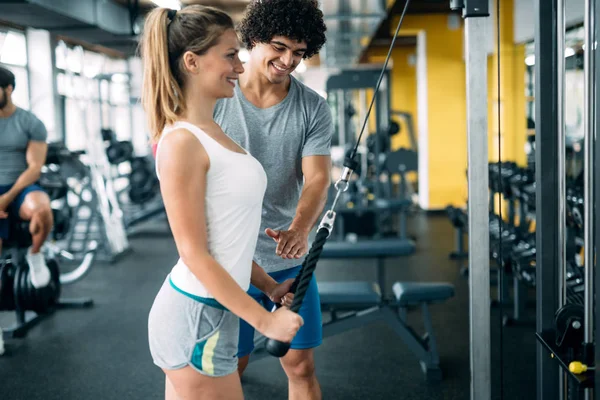 Entrenador Personal Dando Instrucciones Estudiante Gimnasio — Foto de Stock