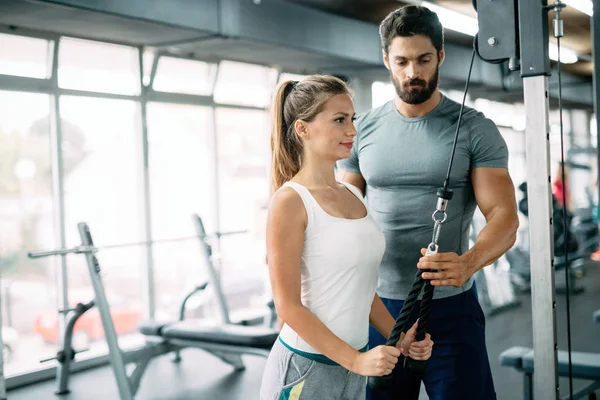 Personal Trainer Assistindo Mulher Perder Peso Ginásio — Fotografia de Stock