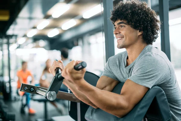 Fuerte Rasgado Hombre Entrenamiento Bicepses Gimnasio — Foto de Stock