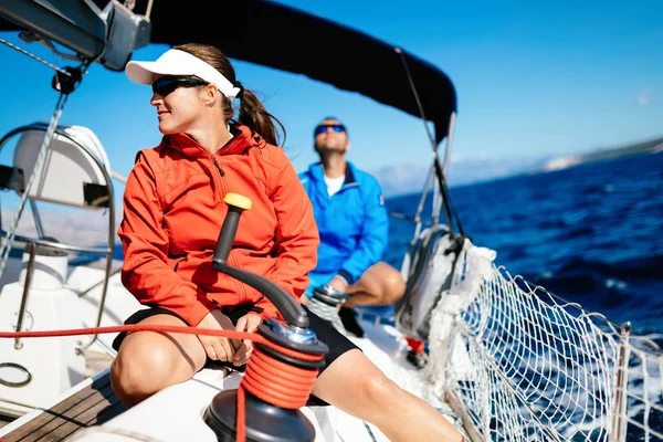 Attraente Donna Forte Vela Con Sua Barca Vela — Foto Stock