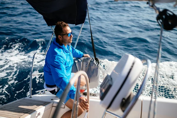 Bonito Homem Forte Esporte Vela Com Seu Barco — Fotografia de Stock