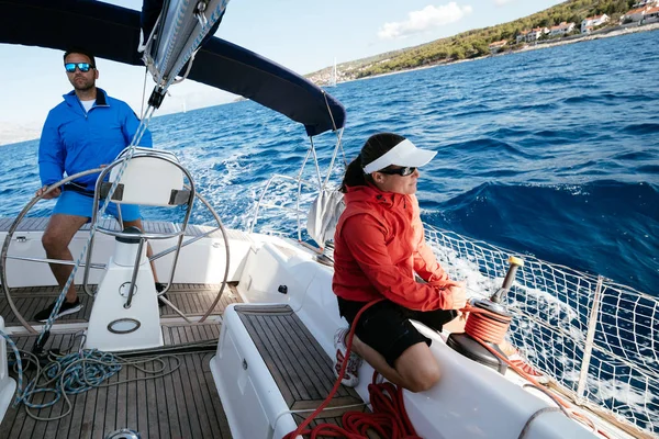 Attraente Donna Forte Vela Con Sua Barca Vela — Foto Stock