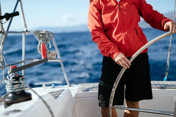 Attraente Donna Forte Vela Con Sua Barca Vela — Foto Stock