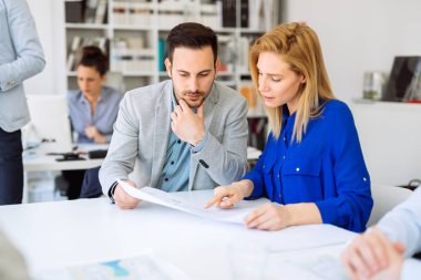 Ofiste beyin fırtınası başarılı genç iş ortakları