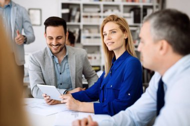 Ofiste çalışan meşgul iş adamları.