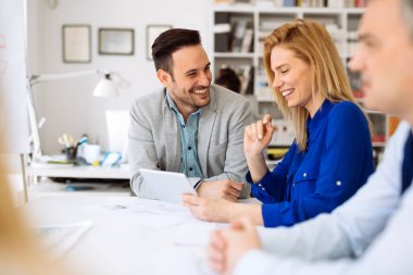Ofiste çalışan meşgul iş adamları.