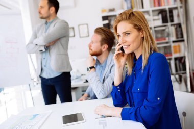 Ofiste çalışan meşgul iş adamları.