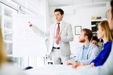 İş planı çalışanlara CEO'su tarafından flipchart açıkladı