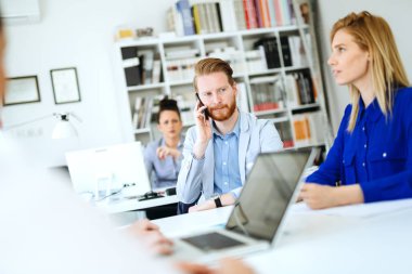 Telefonları ve mobil cihazlar kullanarak meşgul iş adamları