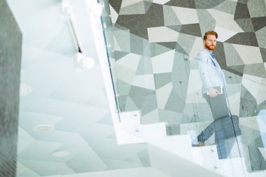 Dinamik yakışıklı zencefil işadamı üstünde belgili tanımlık gitmek