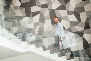 Dinamik yakışıklı zencefil işadamı üstünde belgili tanımlık gitmek