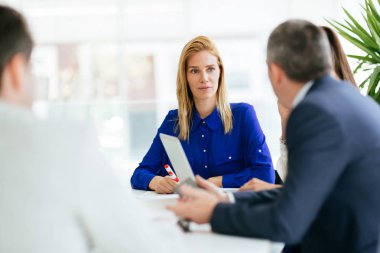 Toplantı ve modern ofiste beyin fırtınası iş