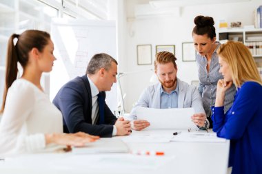 Başarılı iş ortakları modern ofiste beyin fırtınası yapıyor.