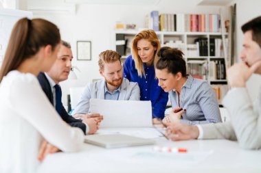 Başarılı iş ortakları modern ofiste beyin fırtınası yapıyor.