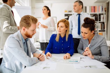 Modern ofiste beyin fırtınası başarılı iş ortakları