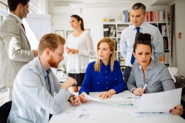 Modern ofiste beyin fırtınası başarılı iş ortakları