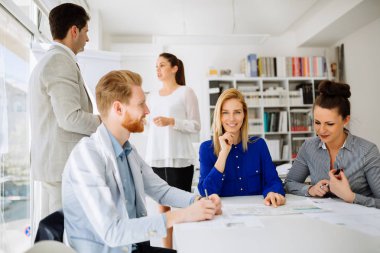 Modern ofiste beyin fırtınası başarılı iş ortakları