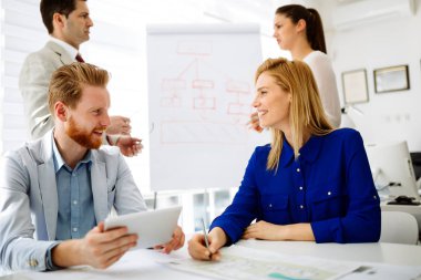 Ofiste çalışan ve beyin fırtınası iş adamları