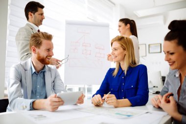 Modern ofiste beyin fırtınası başarılı iş ortakları