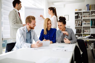 Modern ofiste beyin fırtınası başarılı iş ortakları