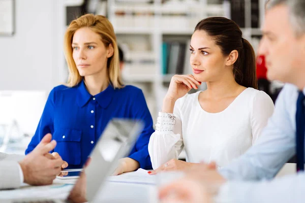 Vackra Smarta Affärskvinnor Arbetar Moderna Kontors — Stockfoto