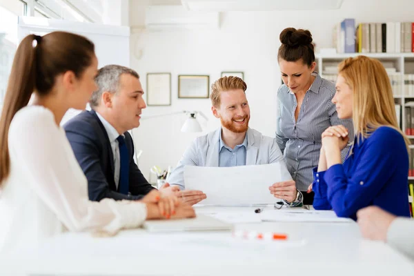 Éxito Los Socios Negocios Lluvia Ideas Oficina Moderna — Foto de Stock