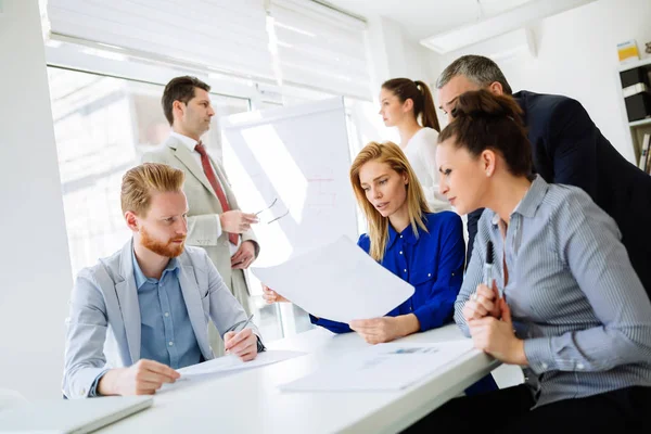 Socios Negocios Exitosos Haciendo Una Lluvia Ideas Oficina Moderna — Foto de Stock