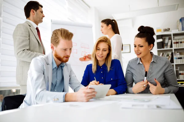 Partenaires Commerciaux Prospères Brainstorming Dans Bureau Moderne — Photo