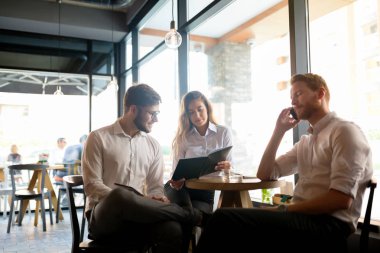 Söz ve birlikte gülerek iş adamları