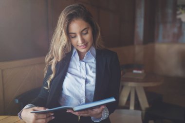 Güzel kadın defter Cafe okuma