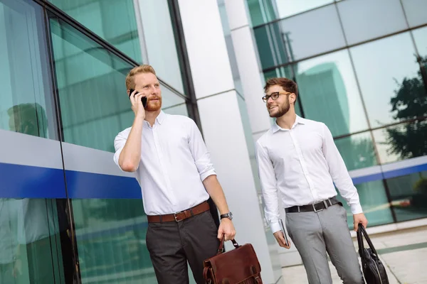 Collega Shirt Buiten Wandelen Het Gebruik Van Apparaten — Stockfoto