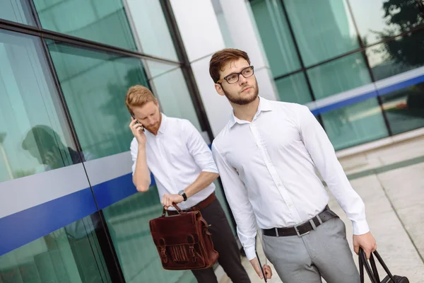 Mensen Uit Het Bedrijfsleven Gaan Werken Uitvoering Slimme Technologie — Stockfoto