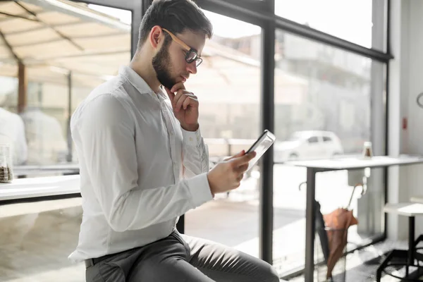 Geschäftsmann Hält Mobiles Gerät Café Geschäftspause — Stockfoto