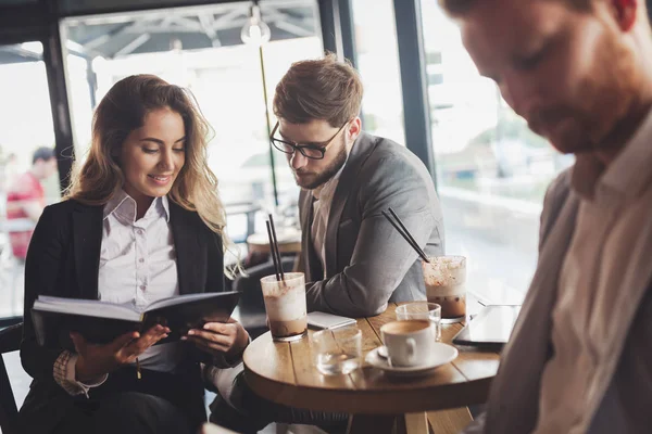 Gente de negocios hablando y riendo juntos — Foto de Stock