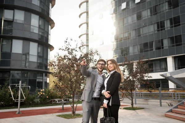 Sokakta commuting ve konuşurken iş adamları