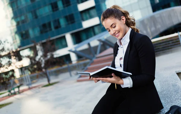 Hermosa Mujer Negocios Con Cuaderno Distrito Negocios — Foto de Stock