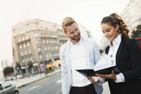 Empresarios viajando y caminando por la ciudad — Foto de Stock